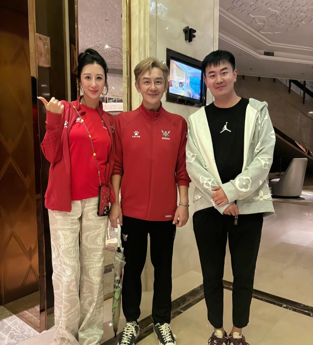 56岁陈浩民和老婆蒋丽莎入住一家豪华酒店，他这次露面状态非常差，整个人瘦到脱相，