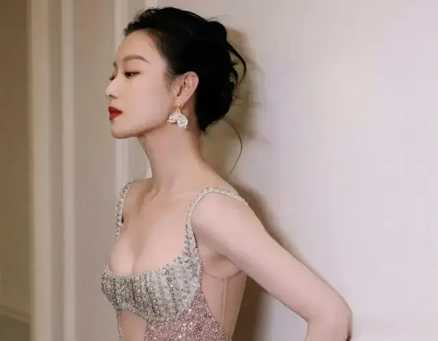 倪妮虽然瘦但是很性感,从侧面看身材曲线很完美
