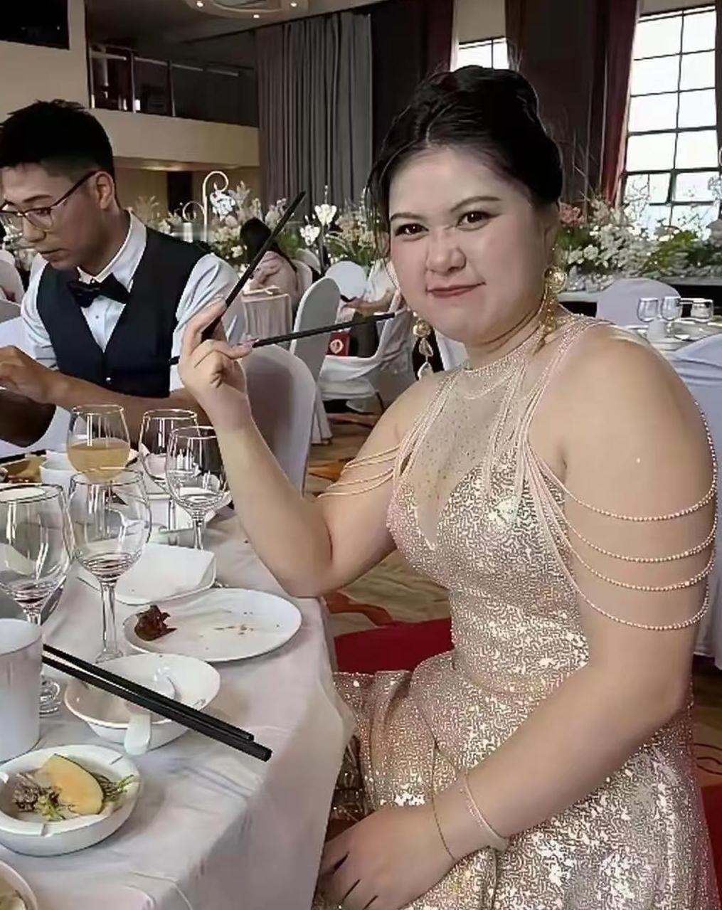 这新娘举止真大气，一看就能撑起整个家，气质满分。