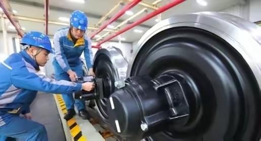 “给钱也不卖给中国。”为了打压中国发展，日本和德国联合断供高铁车轮，毁掉了中国上