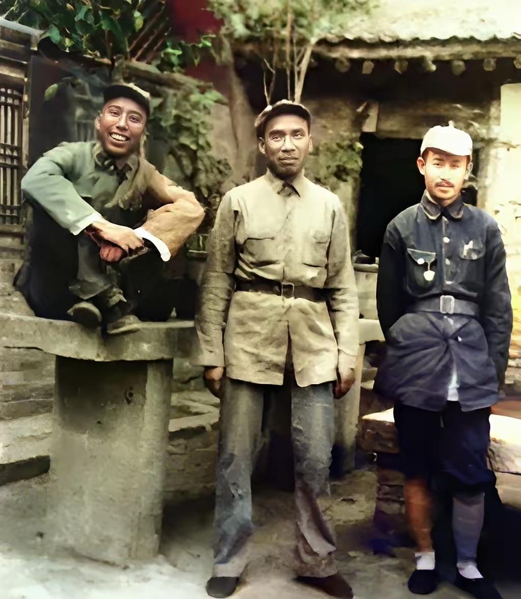 1937年陕北这张合影，越看越有味道！秋色苍苍里，三位将领的模样，藏着胜利的底气