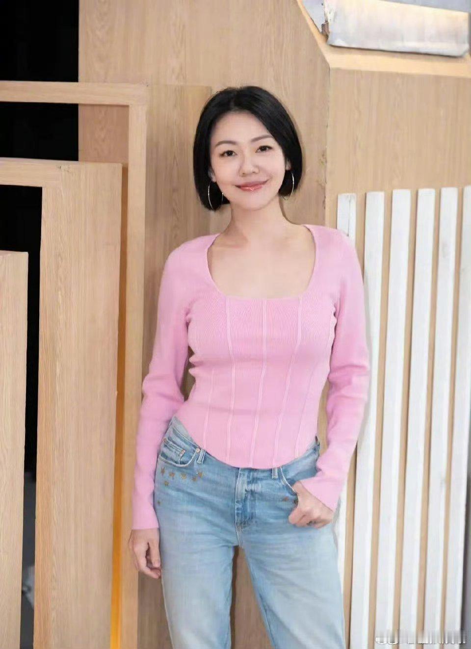 小S晒开工照小S也要好好生活哇！看到状态调整过来真的很为你开心！姐姐也会很为你开