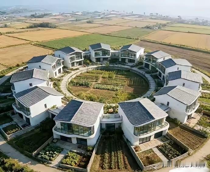 在农村，建这样的房子怎么样？我们村上准备打造一个有特色的房屋聚集区！目前有两种