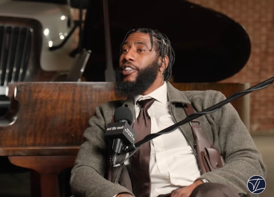 香波特：哈登当年强到让联盟修改规则，他影响了全联盟让所有人都开始后撤步。鲍尔，爱