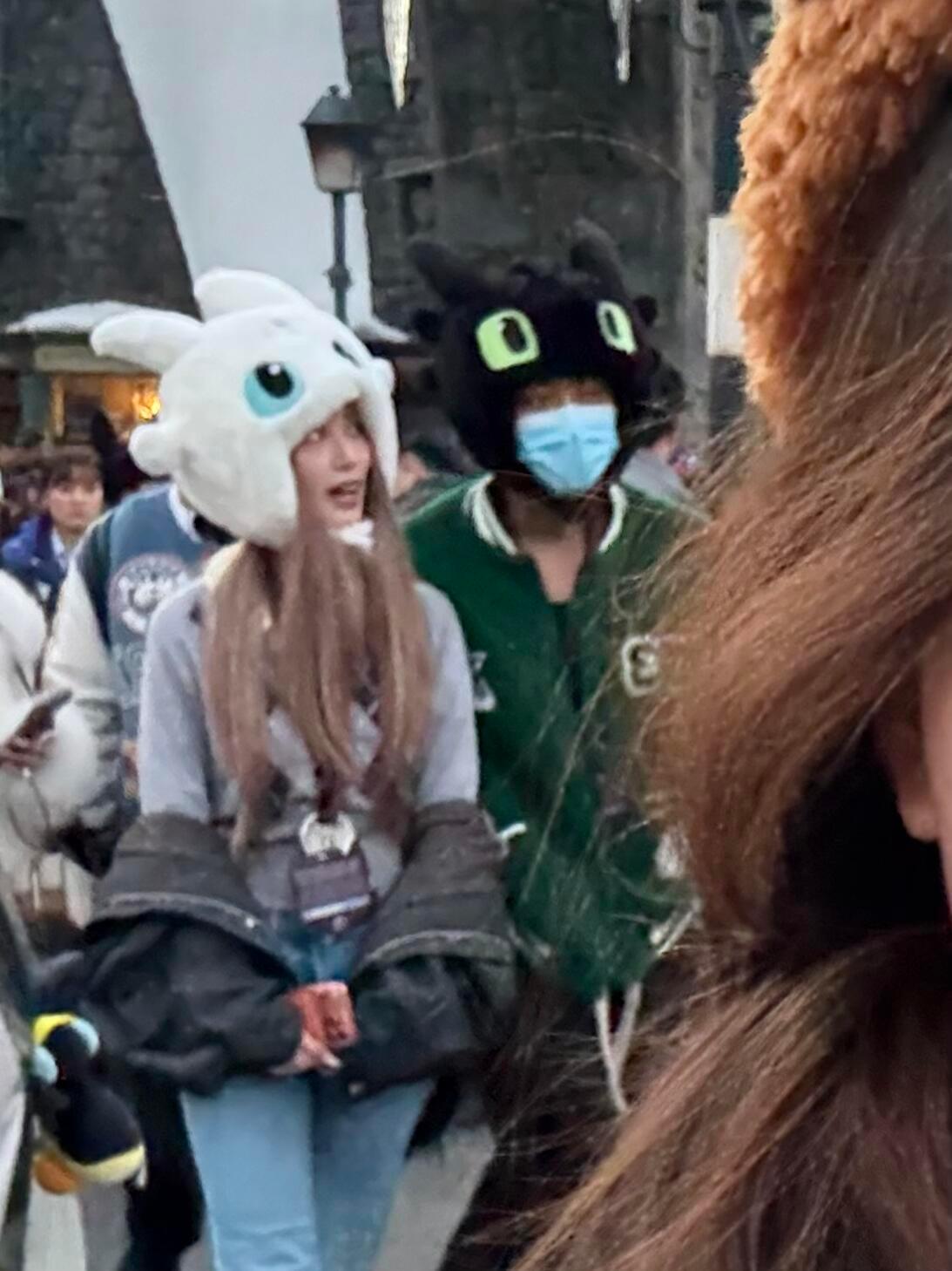 网友环球影城偶遇黄子韬徐艺洋，这个黄小桃又挽着老婆走路​​​