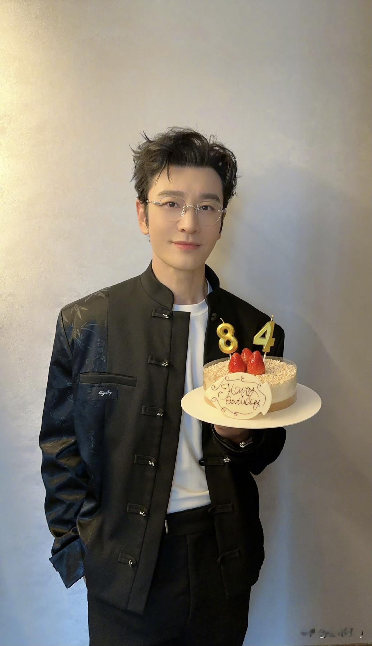 看到晓明哥生日蛋糕上的蜡烛，我以为他想告诉大家他是84年生的。其实是因为拍照镜像