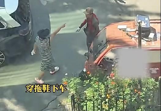 近日，辽宁沈阳一女子开车进小区，将车停在消防通道上，致快递员无法通行，于是2人发
