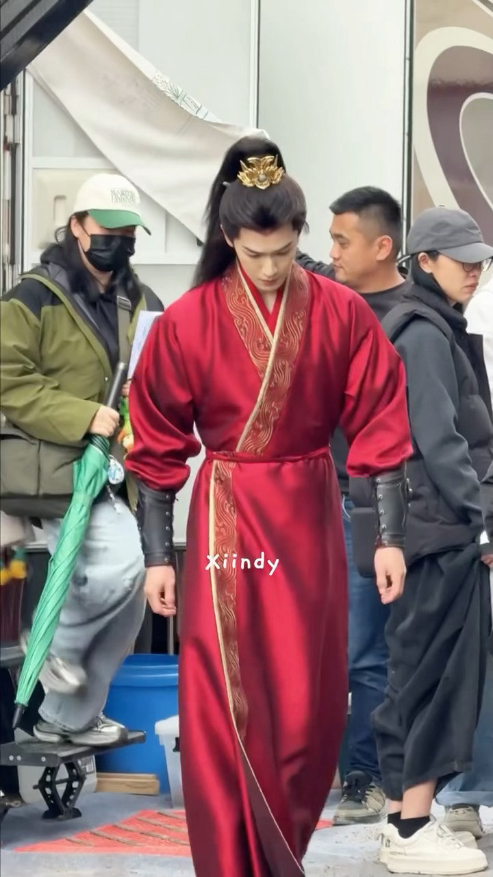 红衣高马尾果然好看！李昀锐红衣高马尾李昀锐红衣高马尾造型路透