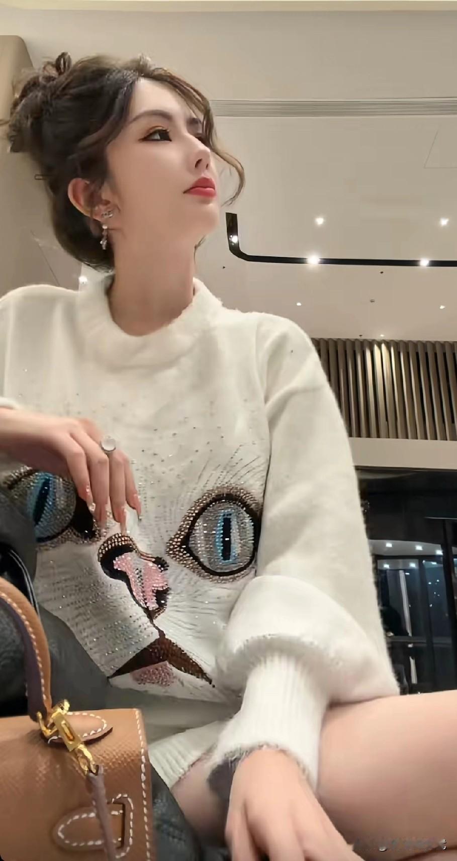 [doge]借图打个招呼[doge]听说脱口秀很厉害猫眼映秋光，美人倚窗坐。分享一下