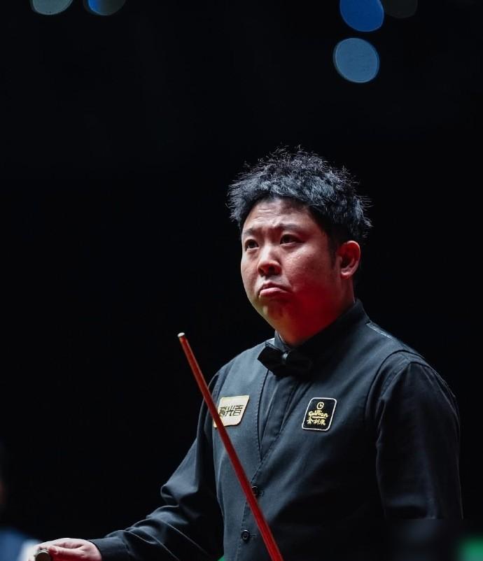 8万英镑，张安达揣着奖金坐高铁。可能有人觉得，赢了这么些奖金，怎么也得有个像样的