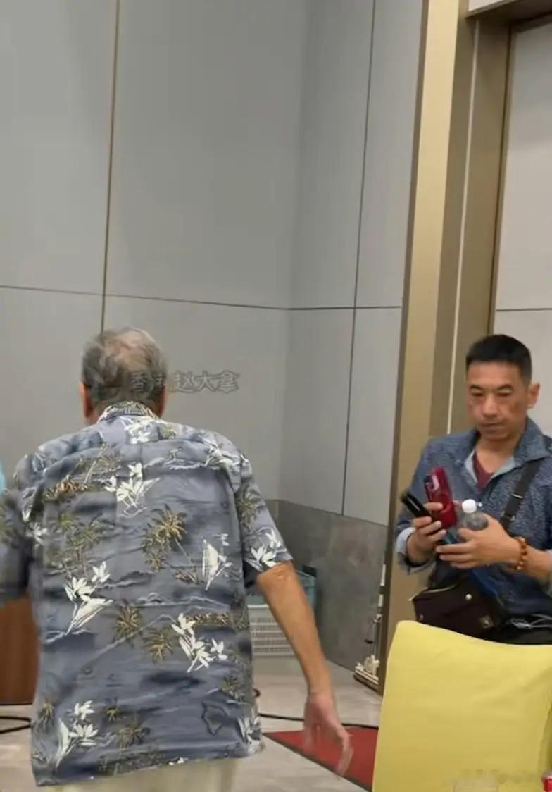 卢海鹏与儿子过中秋难掩喜悦，晒父子合照长相神似，儿子长居国外！​​​