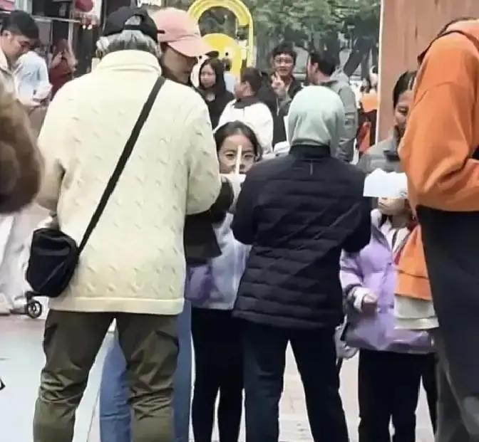 霍中曦递奶茶第3秒全网炸锅他先转吸管再擦杯口，爷爷还没伸手，杯子已经稳稳递