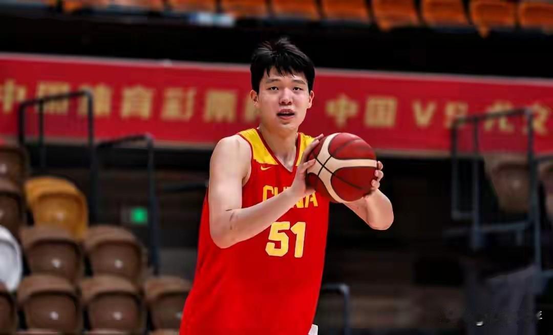热身赛首发名单预测，赵继伟与胡金秋领衔！1号控位非赵继伟莫属，他大赛经验丰富