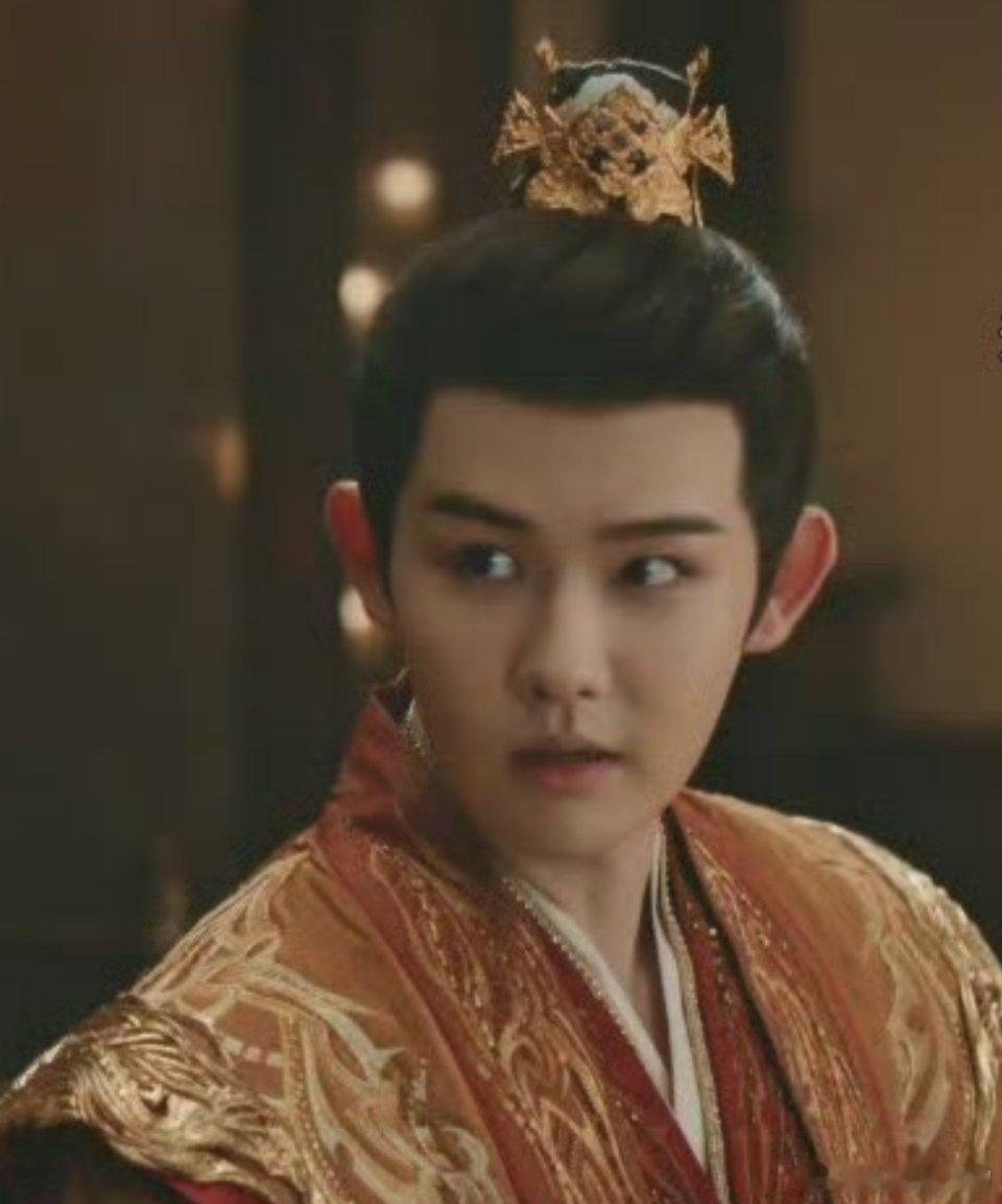 这个大皇子长得好奇怪！！[笑着哭][笑着哭][笑着哭]说不上哪里奇怪，就