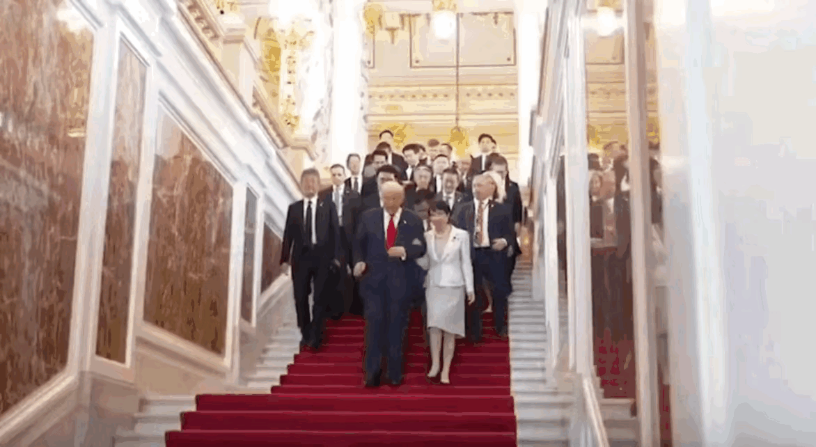 哈哈，嗯，哈哈。首相的意思是：以其为首的人显现国之气象。​​​有网友评论