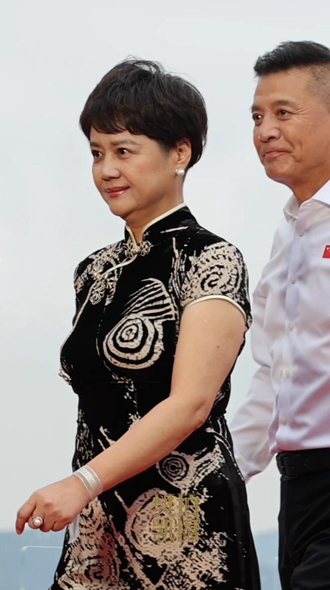 谁称得上娱乐圈低调又让人羡慕的演员夫妻？当属茹萍与刘之冰。镜头里茹萍身着旗袍