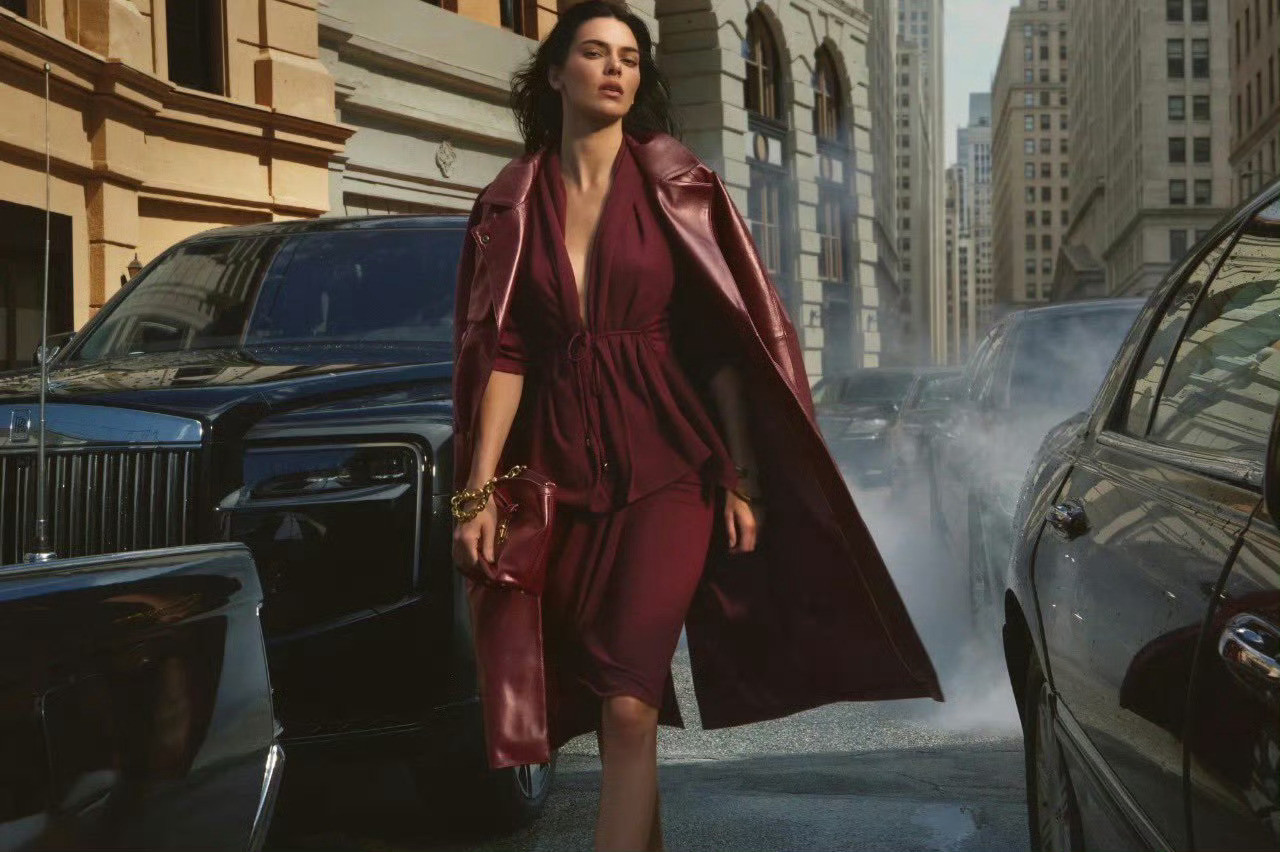 肯豆KendallJenner为DonnaKaran2026秋冬系列拍摄广
