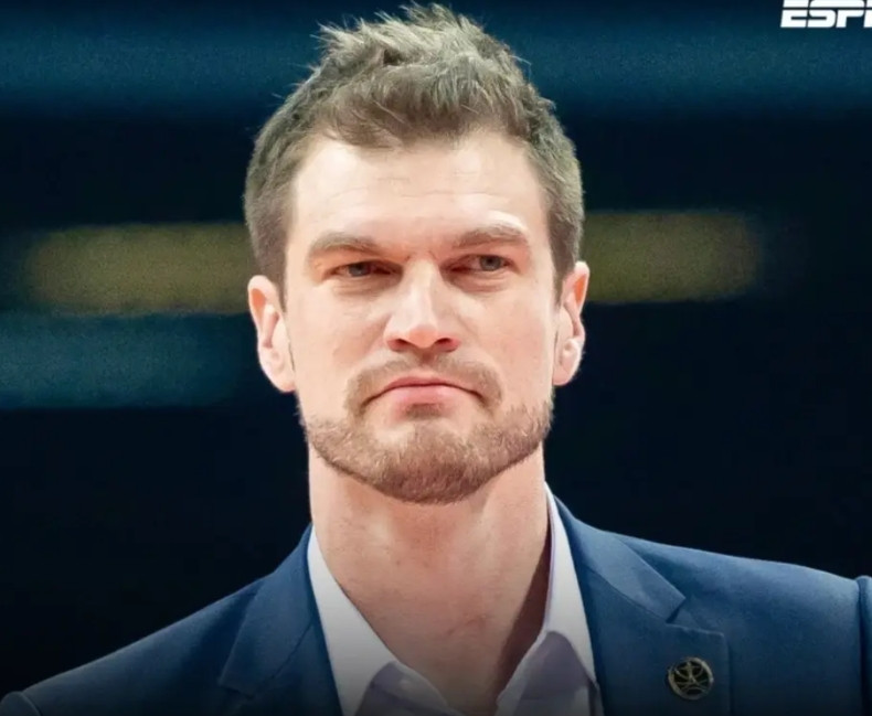 杨瀚森真得想办法了！看了半场，斯普利特一如既往，根本没有理睬球迷的诉求。杨瀚森