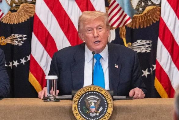 特朗普：拜登是个愚蠢总统特朗普在白宫举行的复活节午餐会上，再次公开批评前总统