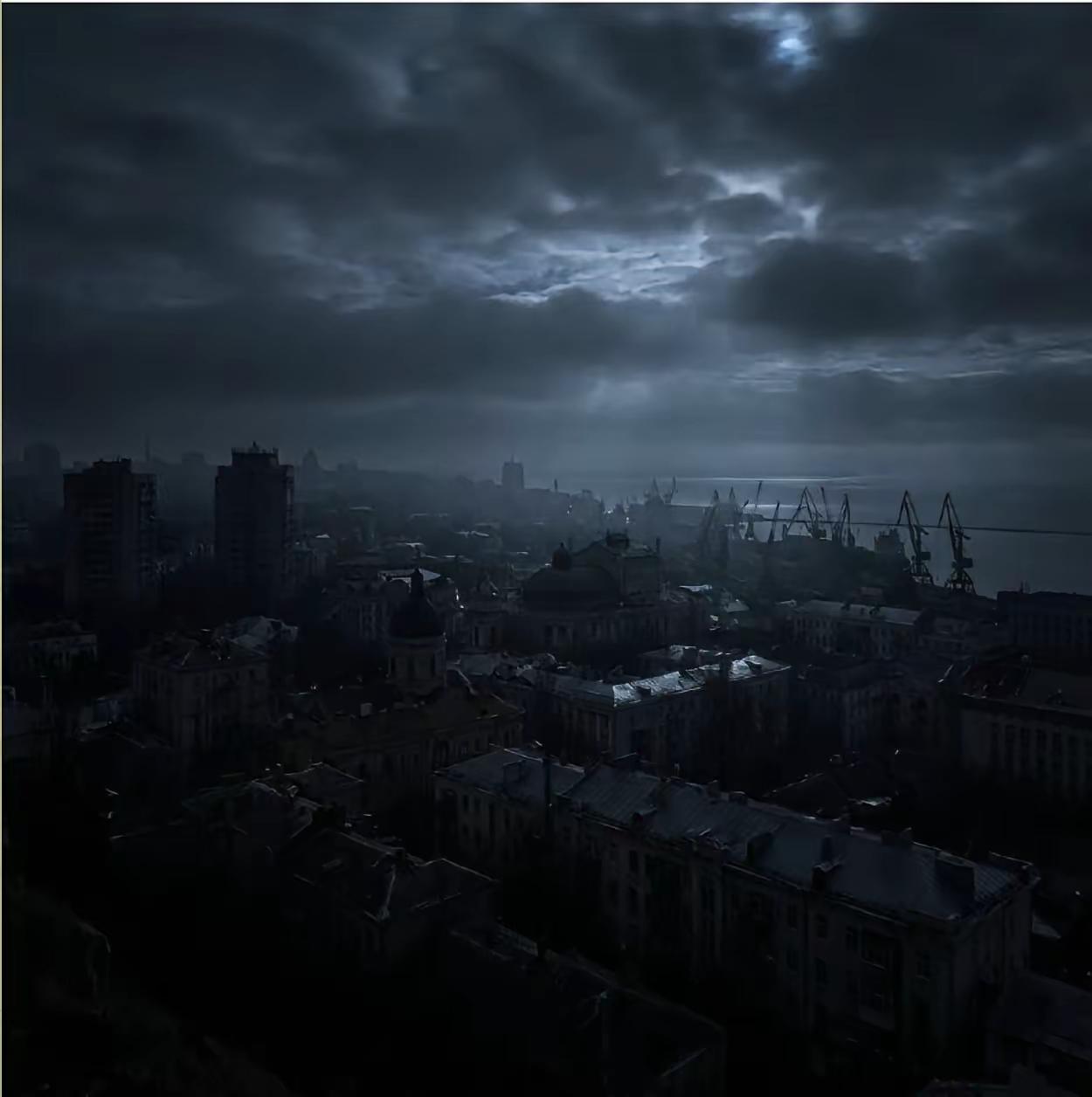 敖德萨夜景，世界上任何一座运转中的城市都不会呈现这样的景象，断电非常干净，没有一