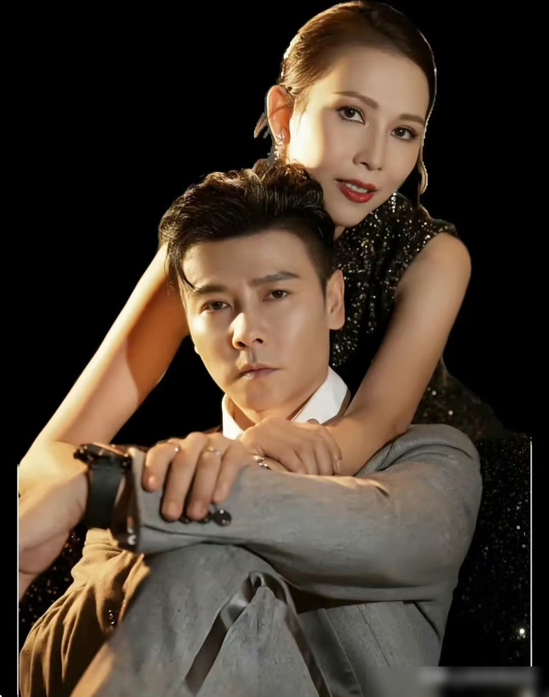 蔡少芬当年嫁张晋，全港都等着看笑话！2008年俩人办婚礼时，蔡少芬是TVB当家花旦，拍一部剧收入破百