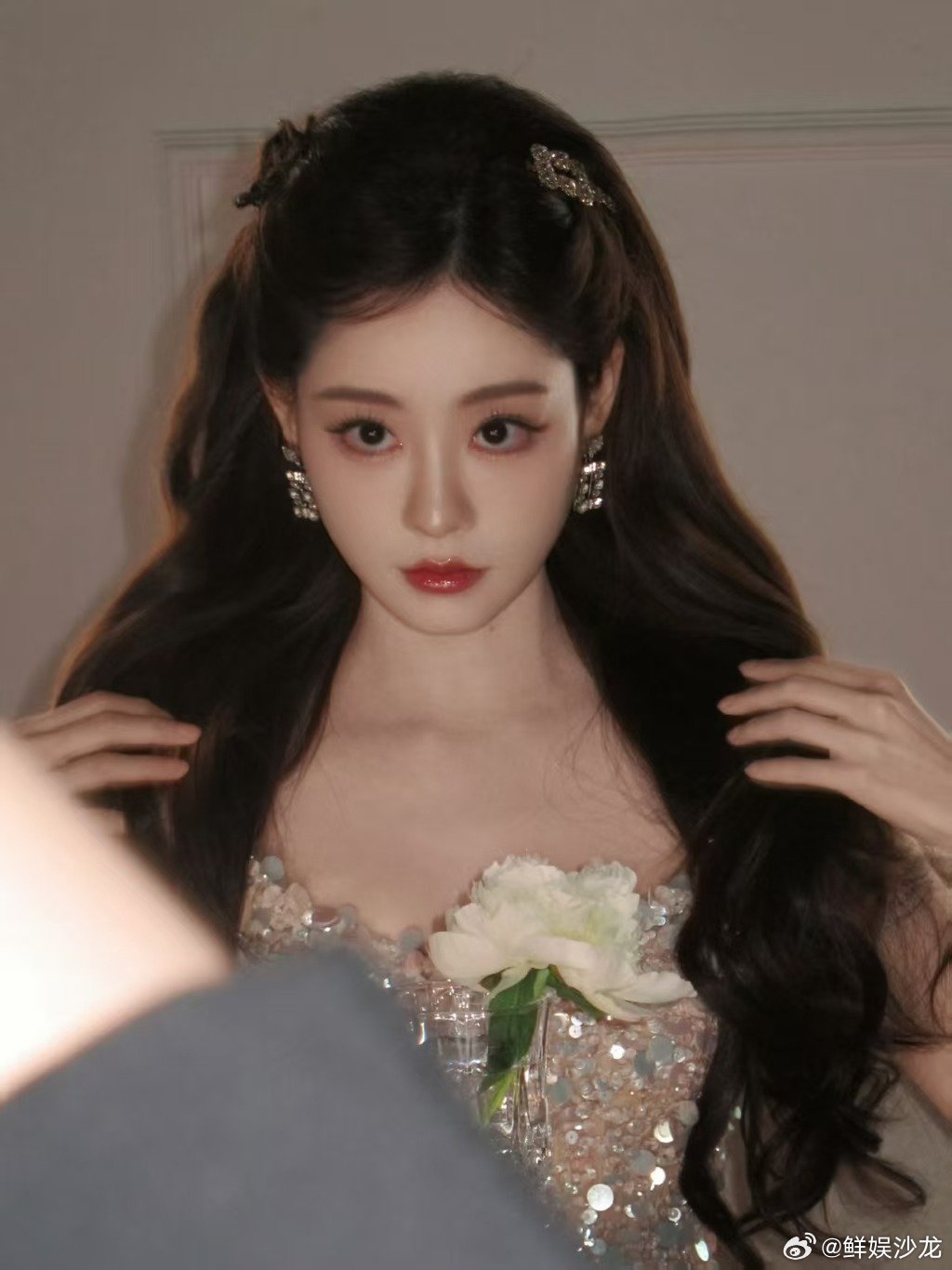 祝绪丹在为进组做准备祝绪丹已做好进组准备，衣服妆造试装完成，未来日程紧凑有序，