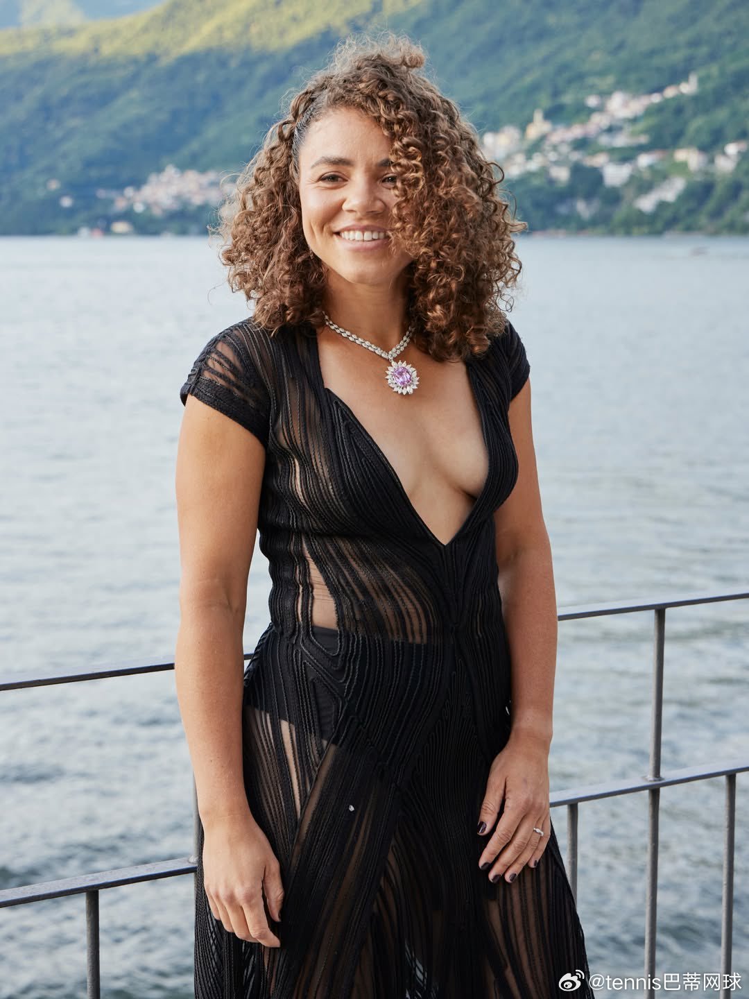 保利尼和辛纳女友在VogueItalia的科莫湖活动上身材都很火辣吧温网