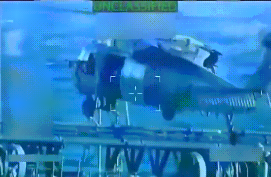 当地时间12月10日，美军两架海鹰舰载直升机搭载20名美军海豹突击队的特种兵，在