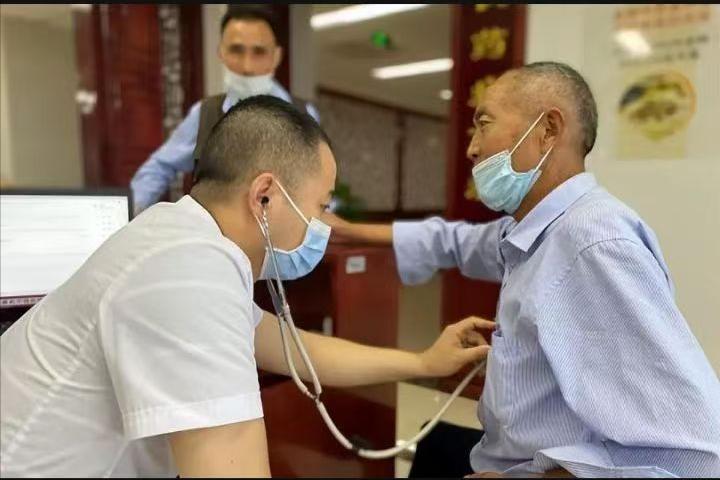 凌晨急诊，一位老人半夜腹痛拖延三天，胆囊竟化脓发炎，这小毛病为何酿成大祸？临床