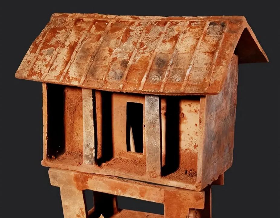 2007年，四川一七岁的男孩被拐卖，13年后，男孩来博物馆参观。当他站在展柜