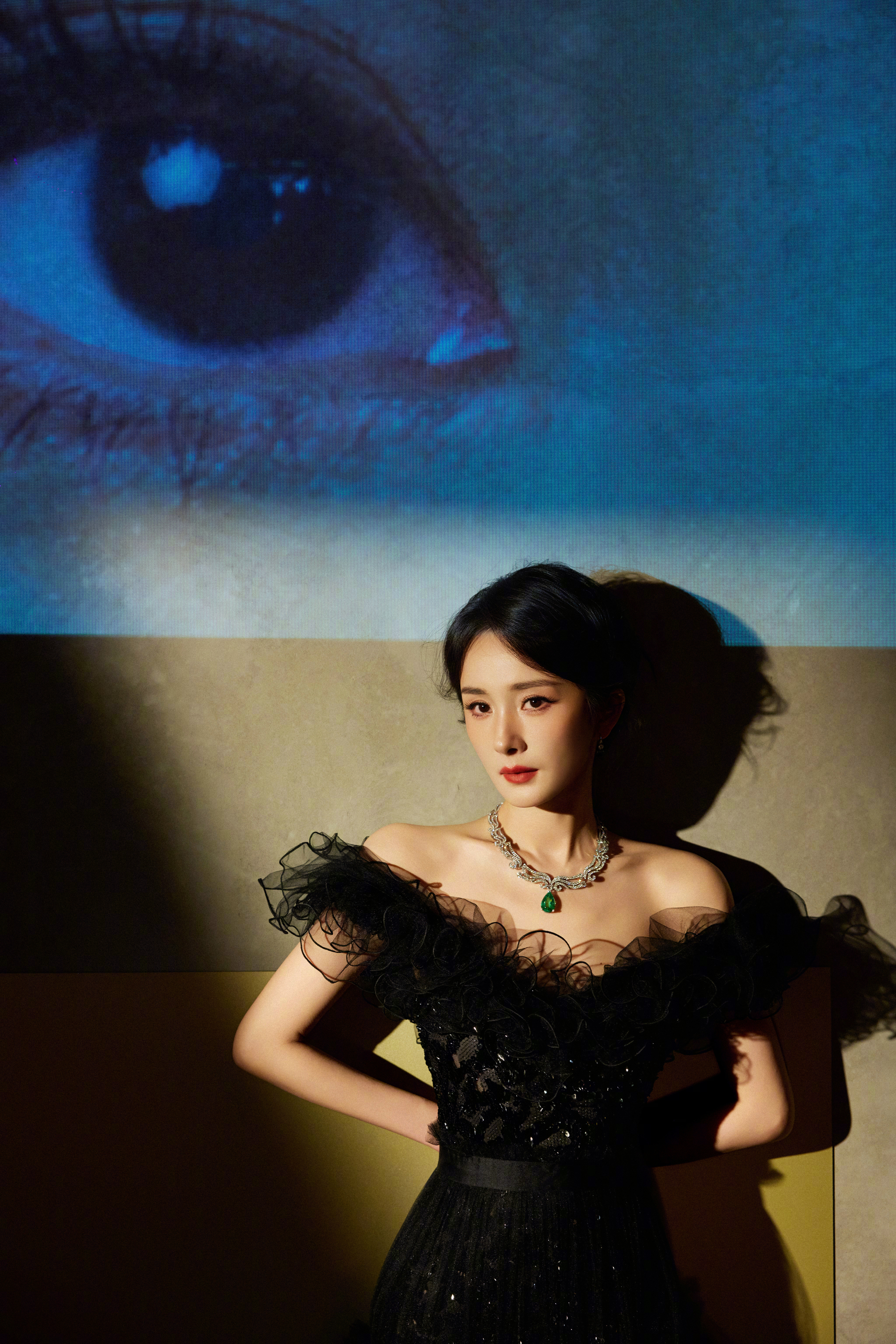 杨幂的项链好闪珠宝配美人，时尚女神标配啦！22.10克拉的梨形帕拉伊巴
