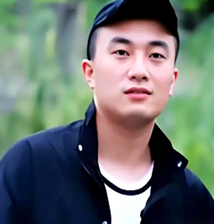 四川一个30岁的男人，每天跟57岁的妈睡一张床。他给妈洗澡，自己冲凉时，也让妈