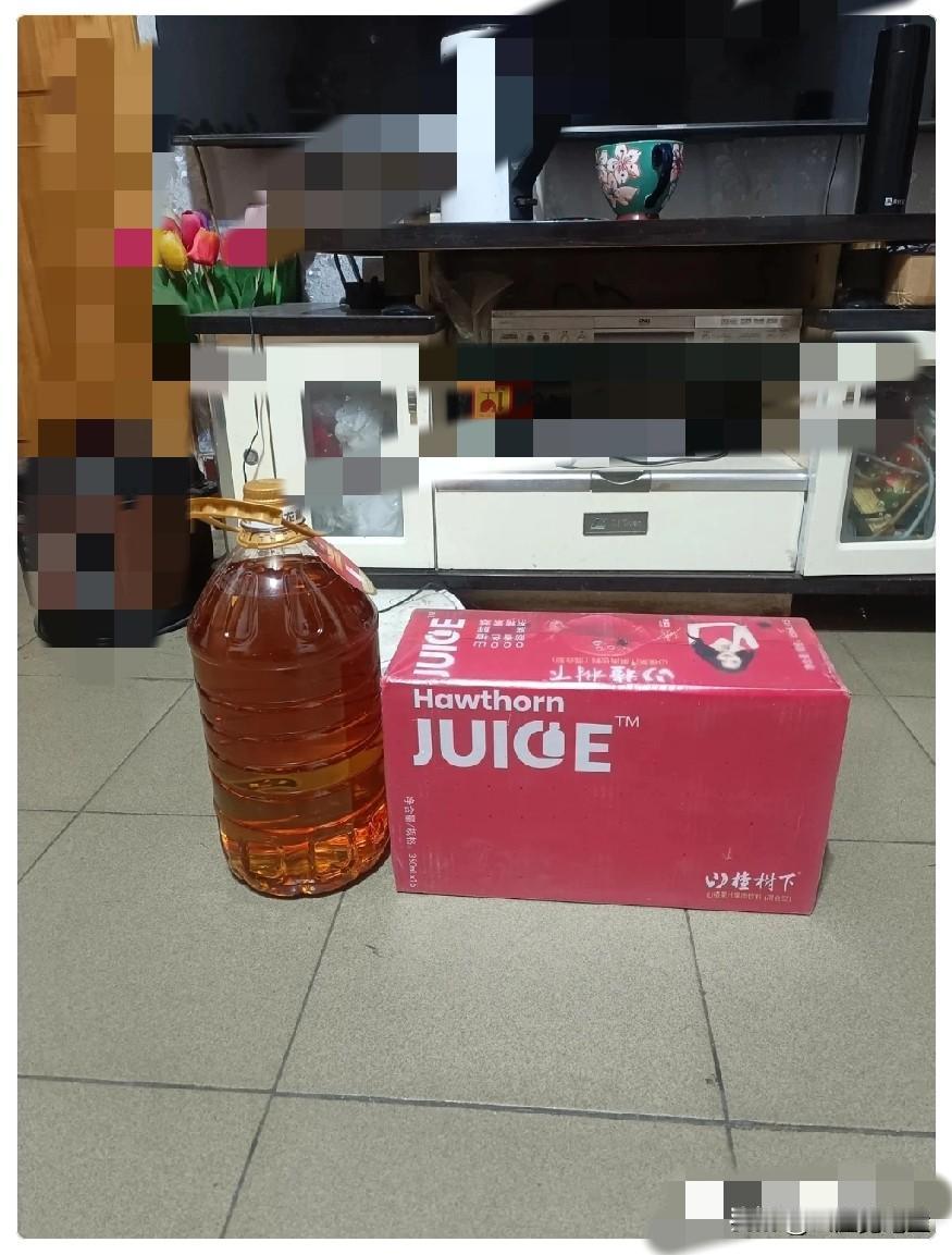 初四一大早，一阵急促的敲门声，这大过年的，家里也没啥亲戚，谁会登门？把门打开，瞬