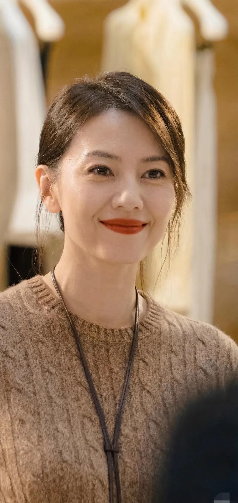 谁能拒绝高圆圆这一抹温柔笑容🌷咖色针织毛衣，简约低盘发，氛围感直接拉满。褪