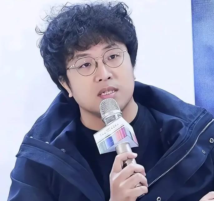 台独”分子沈伯洋他爹沈土城，名下的“兆亿有限公司”去年6月刚被大陆制裁，禁止跟大