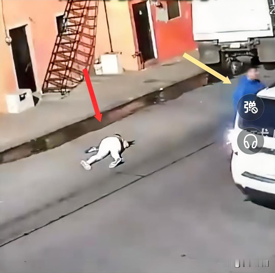 墨西哥街头一对情侣在车上发生争执后，女子随即掏出一把锤子敲打车窗，在被男友呵斥后