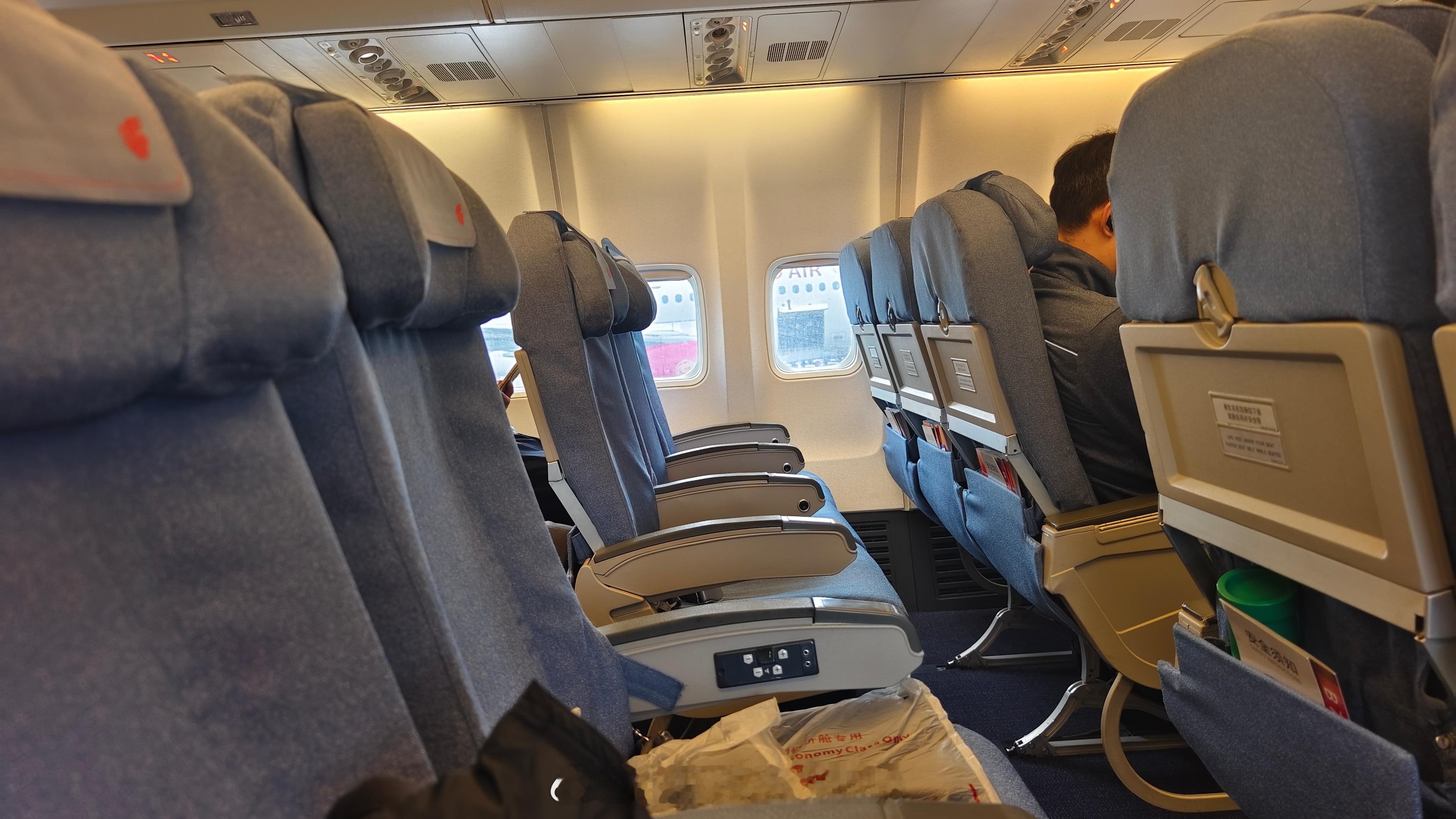 很多老的737都会用这种带头枕的座椅，睡觉真的会舒服很多，而且座椅靠背还带有不错