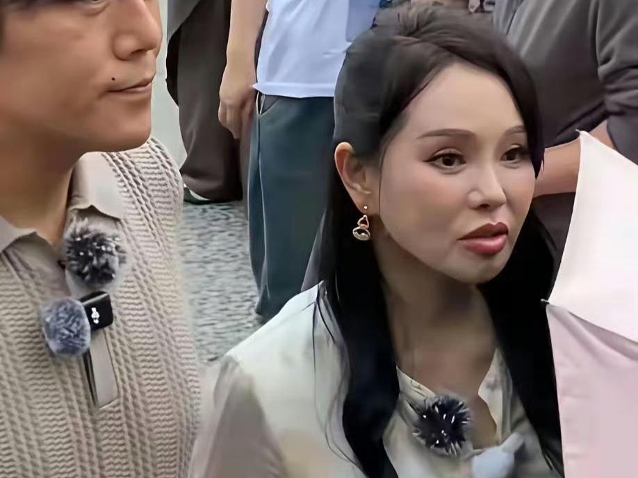 60岁的伊能静真的老了你看她嘴角感觉口水都要流出来了不服老不行不过，谁又能抵