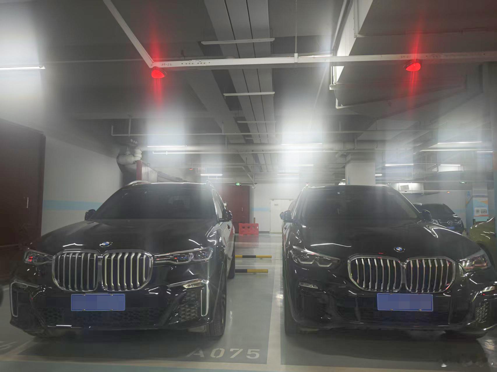 我总觉得这小弟比大哥还更有气场。大v聊车豪华车BBA​​​
