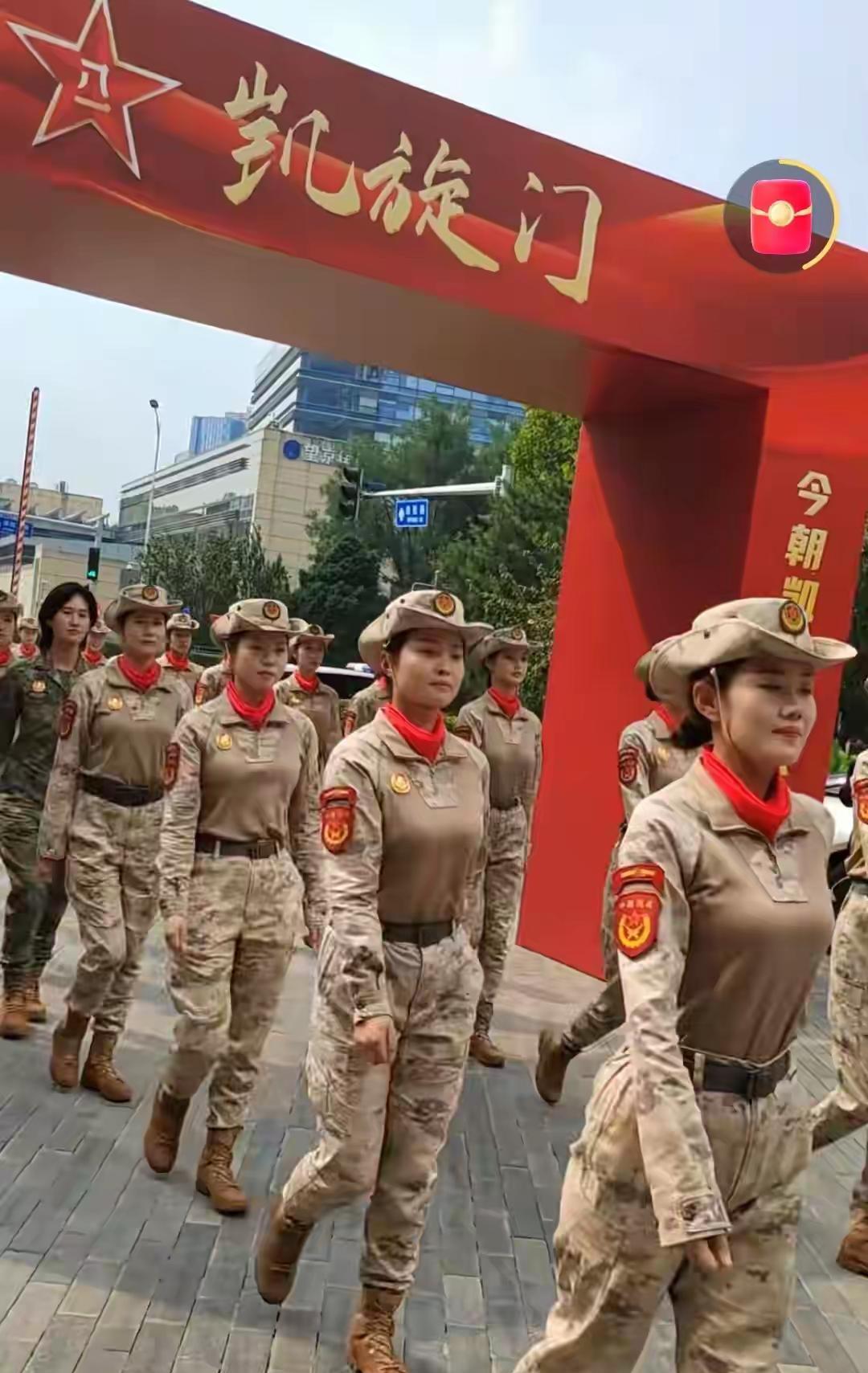 受阅女民兵回家，走过凯旋门，回村踢正步这几天网上出现了一些相关的视频，一些受阅