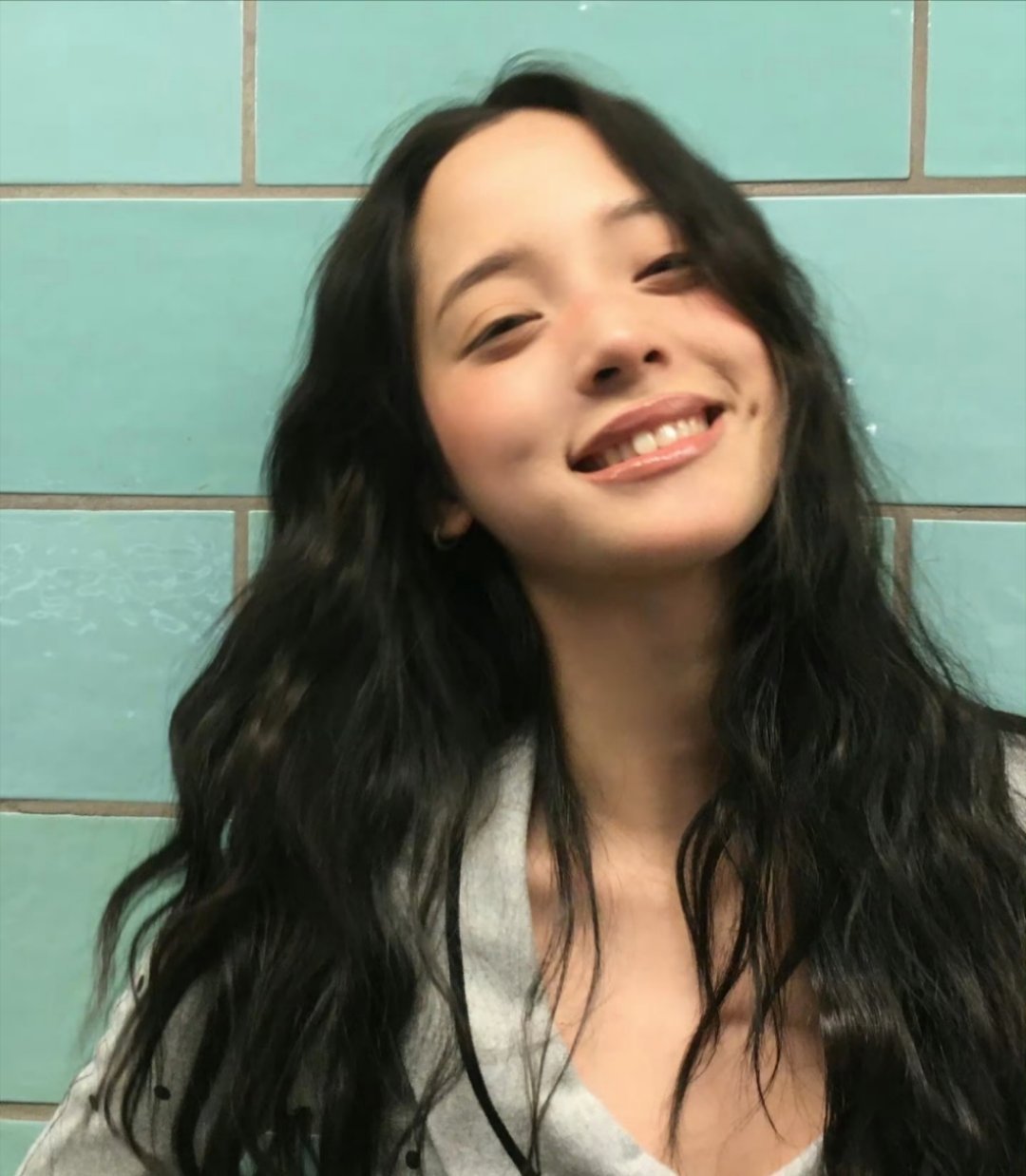 欧阳娜娜上班搭子是有线耳机🎧娜娜妆发时用有线耳机听歌好惬意