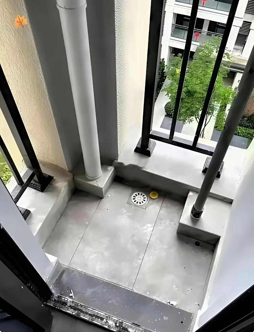 买房时，开发商宣称阳台会额外赠送一个带下水的小空间，我当时还以为占了大便宜。可收