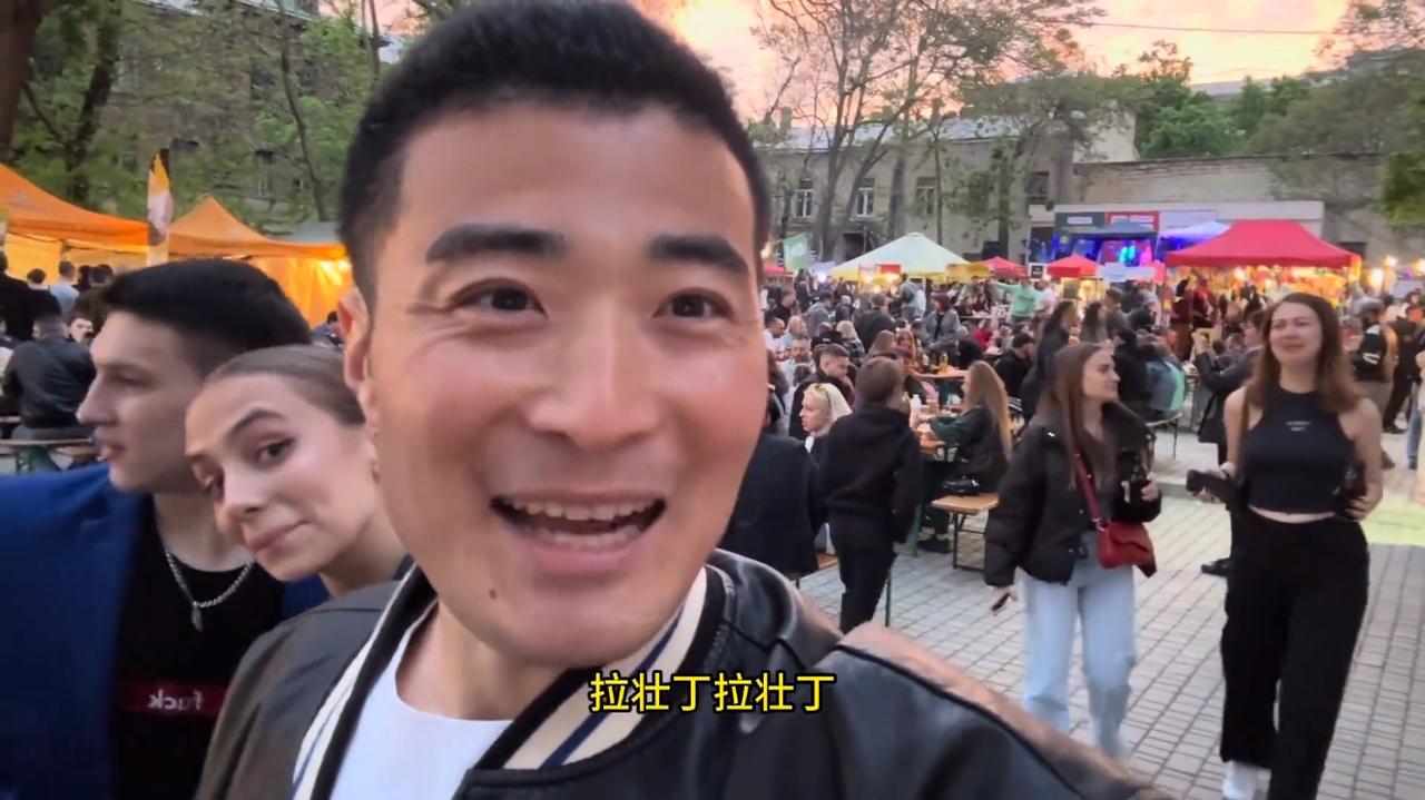 为了颠覆国人对乌克兰的印象，在乌克兰的朱大王博主展示了敖德萨市中心舞升平的样子。