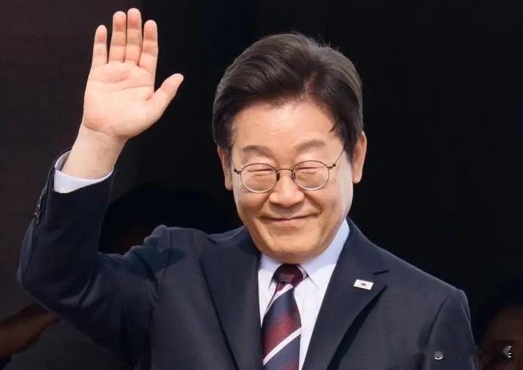 韩国总统李在明，对着央视的镜头，说了一句让很多人心里一紧的话。他说，过去那种