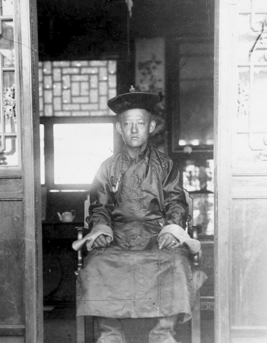 一个藏族活佛，把自己活成了蒙古的末代皇帝，然后死得比皇帝还惨。1924年5月