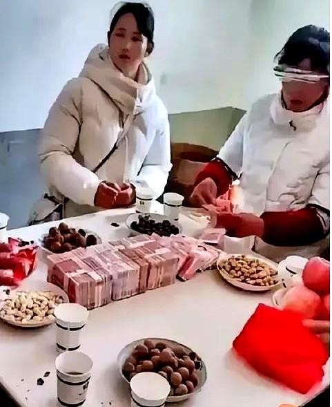 江西九江一对情侣结婚，男方家境普通却凑齐38.8万彩礼。女方母亲现场清点现金