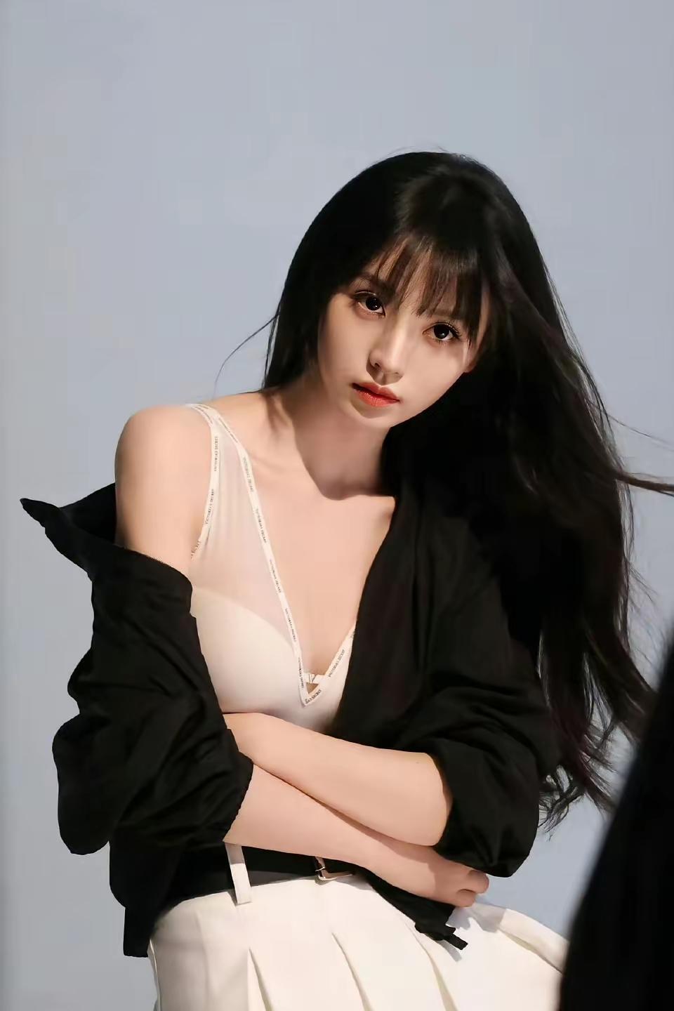 穿维密的田曦薇[玫瑰]，三分性感，七分可爱[爱心]