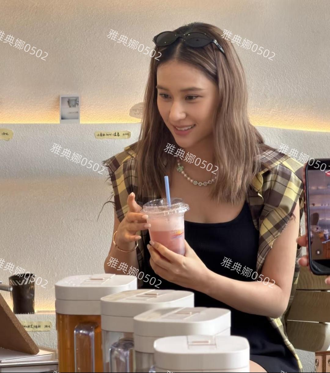 何超莲是收了霸王茶姬的推广费，还是自己投资了？在阿那亚的霸王茶姬遇到赌王千金何
