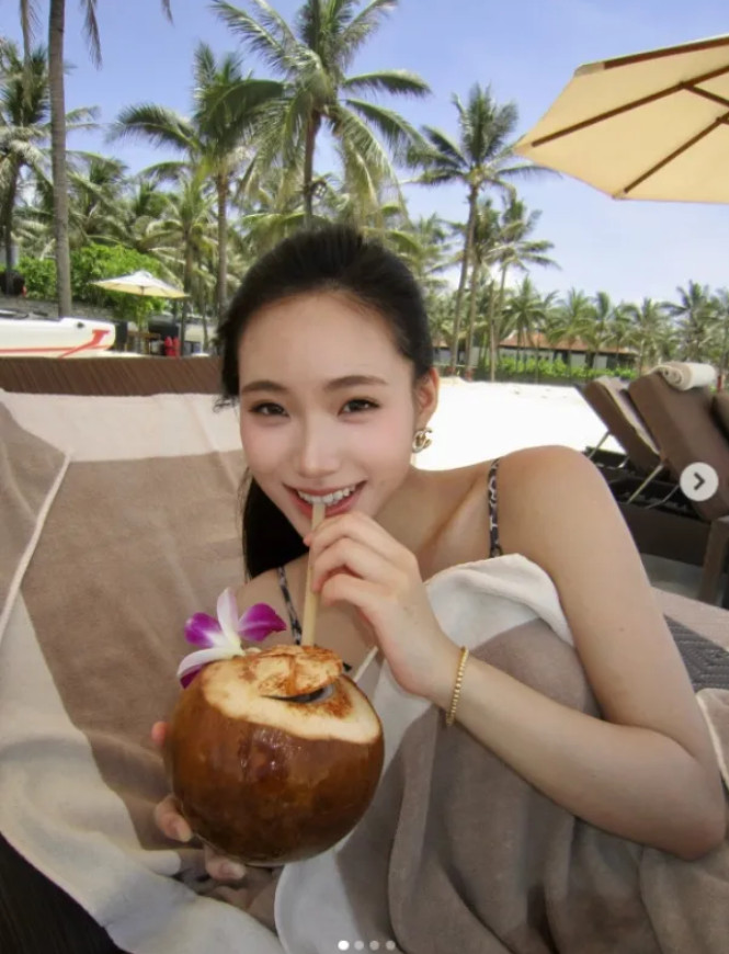 小S二女儿再晒度假照：比基尼外裹浴巾，戴着香奈儿耳环，金手链，高马尾配椰子水