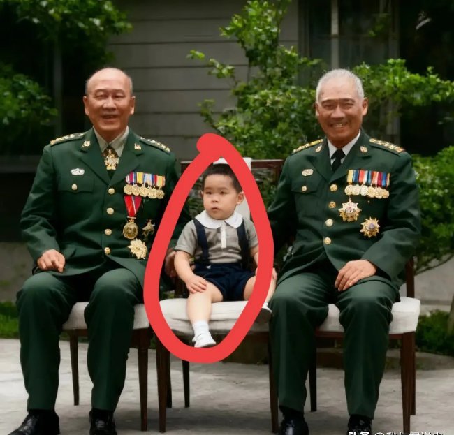 坐在两位将军中间的这个小男孩是谁？他生于1950年代末，是白崇禧与顾祝同两家血脉
